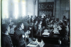 A03_師範学校・理科授業風景
